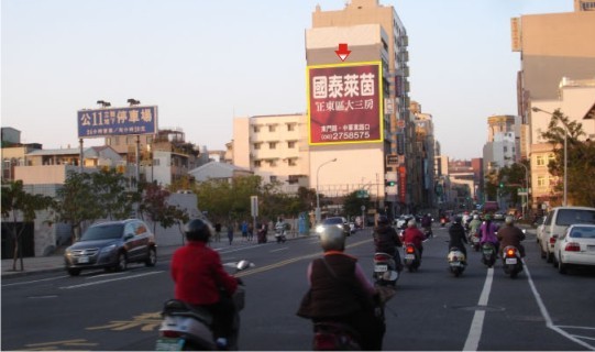 TN-W-11B鐵架廣告塔-台南市中西區忠義路二段41號-往林百貨、孔廟、新光三越百貨廣告看板